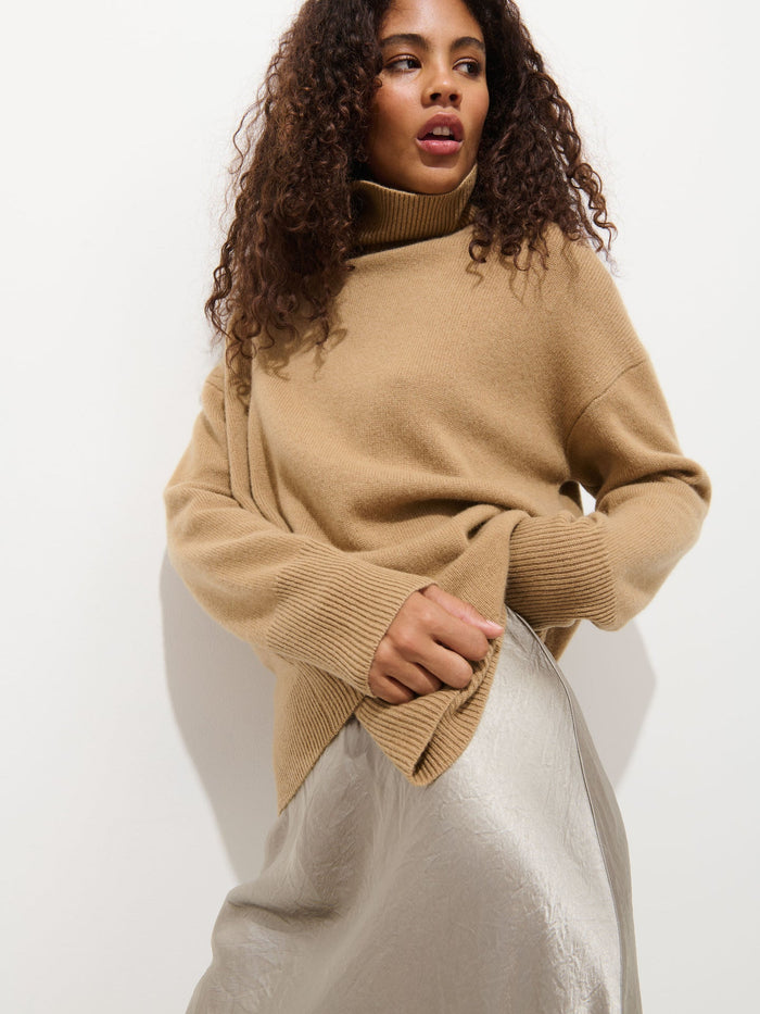 The Maisie Turtleneck Sweater in Cashmere - Light Camel